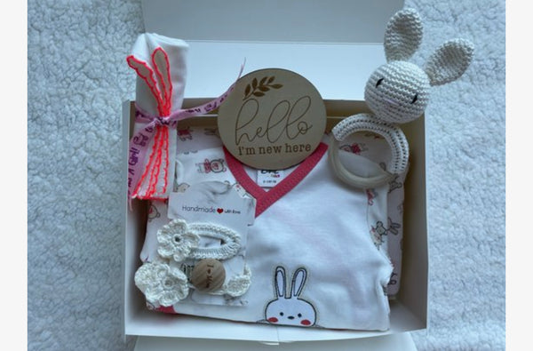 Maminobaby.nl - Baby Geschenkset meisjes | Newborn kledingset | Handmade Bijtring | Handmade speenkoord | Handmade haarclip | Kraamcadeau | Babyshower