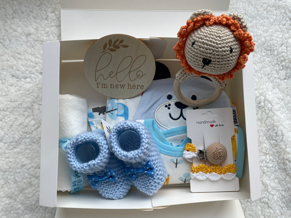 Maminobaby.nl - Baby Geschenkset jongens Rammelaar bijtring | Muts | Handmade speenkoord | Pantoffels | Slabbetje | Pyjama set | Kraamcadeau | Babyshower