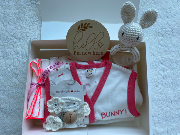 Maminobaby.nl - Bunny - Baby Geschenkset meisjes | Newborn kledingset | Handmade Bijtring | Handmade speenkoord | Handmade haarclip | Kraamcadeau | Babyshower