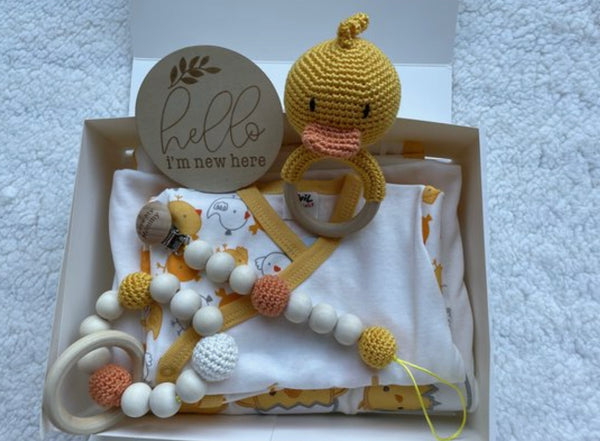 Maminobaby.nl - Baby Geschenkset jongens/meisjes - Little chick | Deken | Handmade speenkoord | Handmade rammelaar | Handmade bijtring| Kraamcadeau | Babyshower