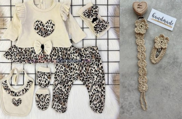 Fopspeenkoord en haarclip cadeau - Hartje Leopard - Baby newborn 5-delige kleding set meisjes - Newborn kleding set - Newborn set - Babykleding - Babyshower cadeau - Kraamcadeau