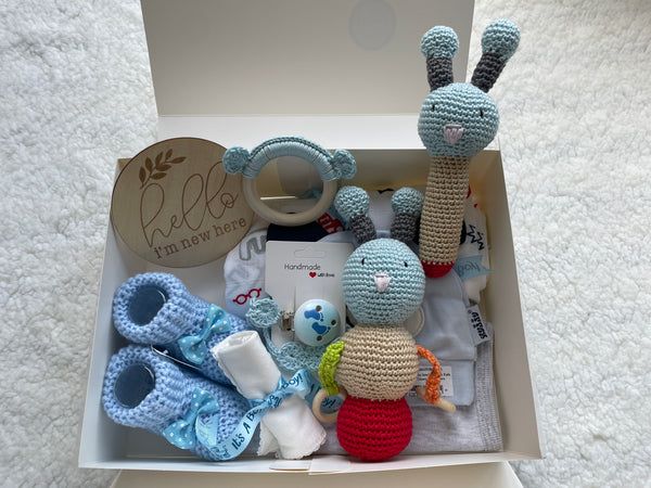 Maminobaby.nl - Baby Geschenkset jongens | Bijtring | Rammelaar en pieper | Speenkoord | Rammelaar | Pantoffels | Hydrofiele doek | Slabbetje | Kraamcadeau | Babyshower | Handmade | Baby cadeau | Newborn